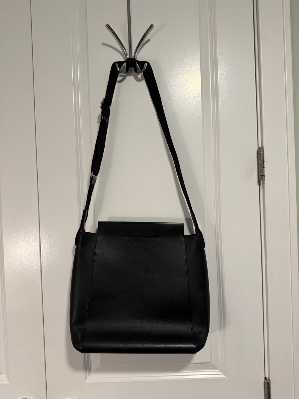 EUC Everlane form messenger bag - black